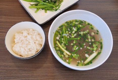 Thuc khach goi them com de an cung nuoc dung pho. Anh: Mongshell