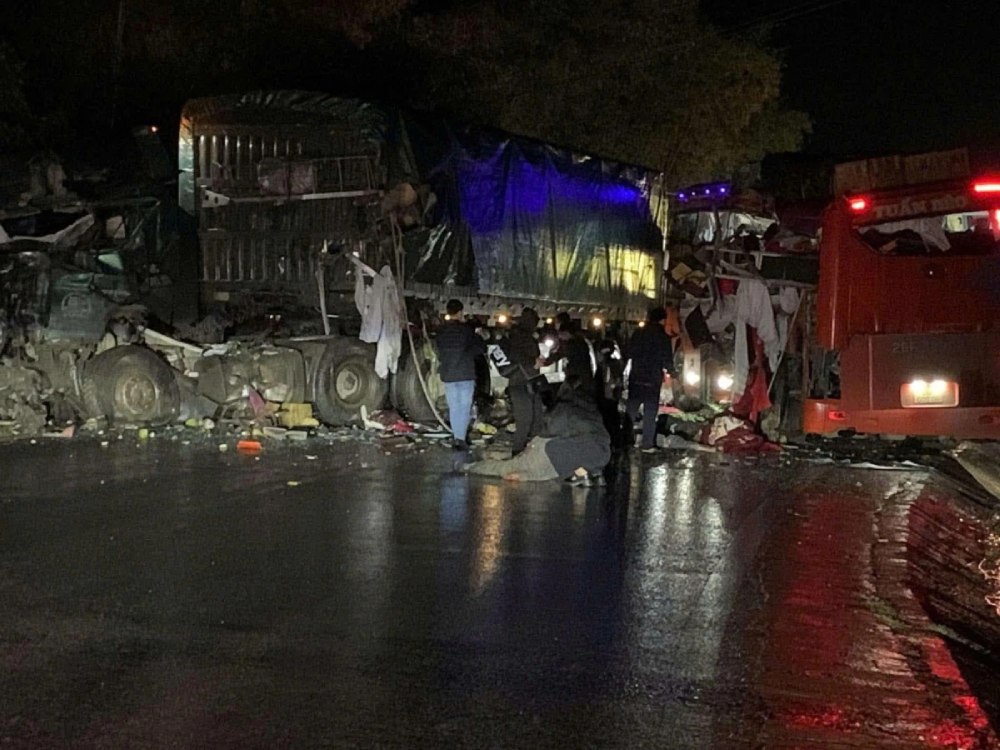 The scene of the accident that killed 6 people and injured 9 people on National Highway 6, passing through Son La province. Photo: VGP