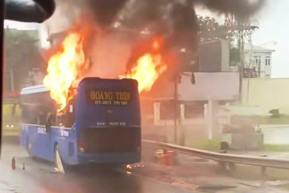 The passenger bus caught fire fiercely while traveling on National Highway 1 through Binh Dinh province. Photo: Kinh Xu Nau
