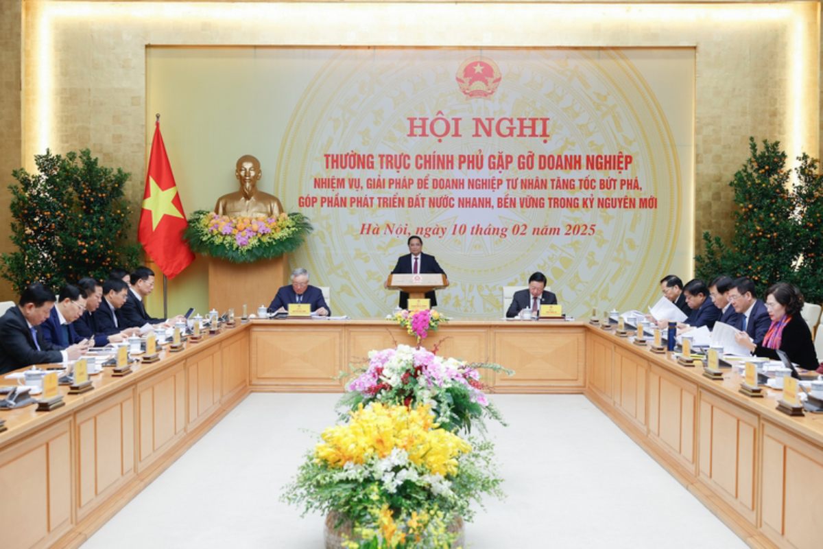 Government Standing Committee Conference to meet with enterprises. Photo: Nhat Bac