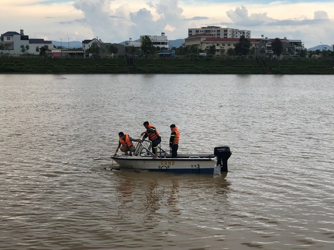 Authorities are searching for the victim who committed suicide by jumping off a bridge on the Dak Bla River in Kon Tum. Photo: Thanh Tuan