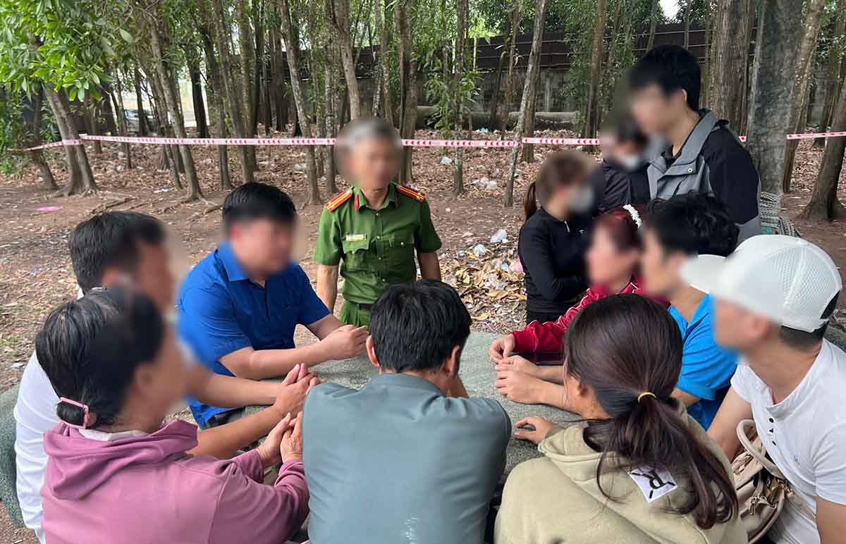 Investigation into the case of a mother and child who died at home, suspected murder. Photo: Dinh Trong