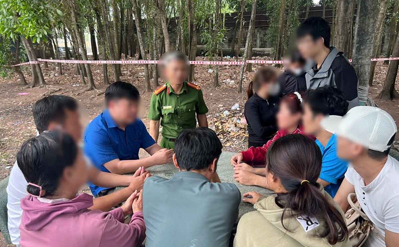 Investigation into the case of a mother and child who died at home, suspected murder. Photo: Dinh Trong