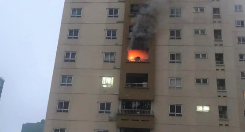 A fire caused by a clothes dryer in an apartment building taken by residents. Photo: canhsatpccc.gov.vn