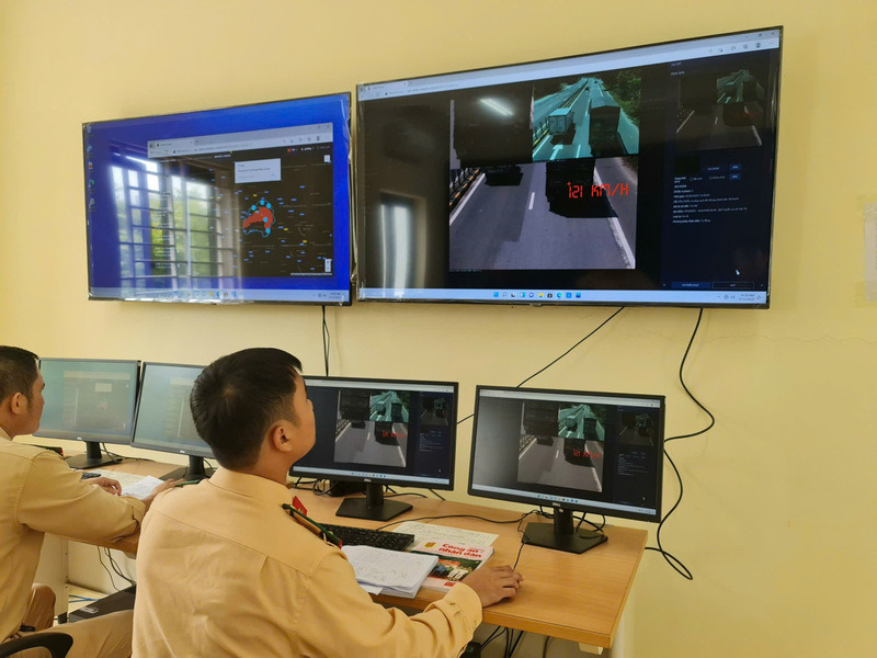 Traffic police, Vinh Phuc Provincial Police monitor vehicles that were fined. Photo: Bao Nguyen