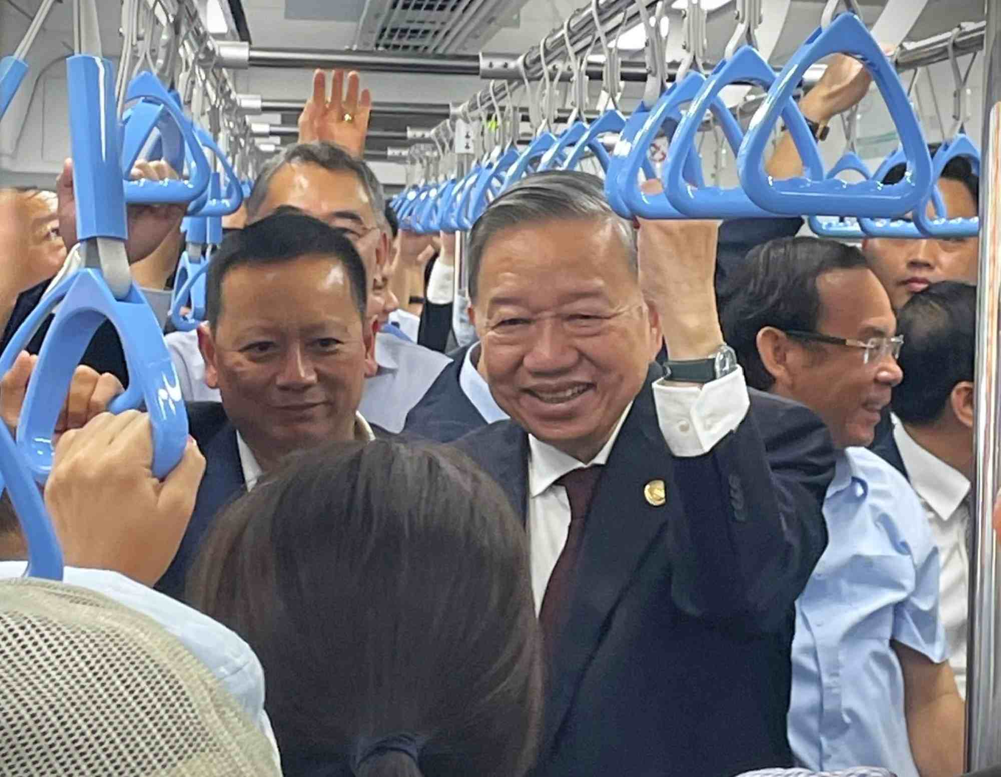 General Secretary To Lam takes Metro Line 1 (HCMC) on the morning of February 22. Photo: Provided by HURC