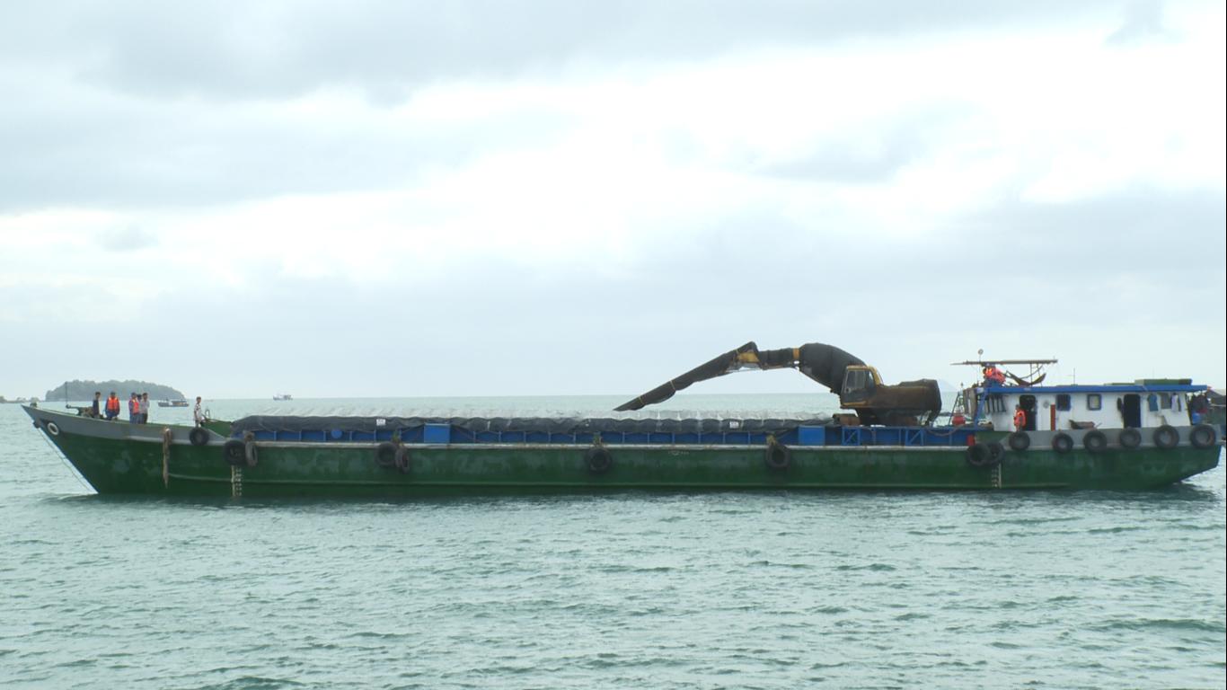 The barge was carrying more than 100 tons of fertilizer without documents proving the origin of the goods. Photo: CSB4 Region Command
