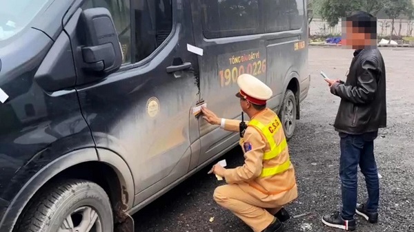 Tài xế xe khách vi phạm nồng độ cồn điều khiển phương tiện chở khách. Ảnh: CSGT cung cấp