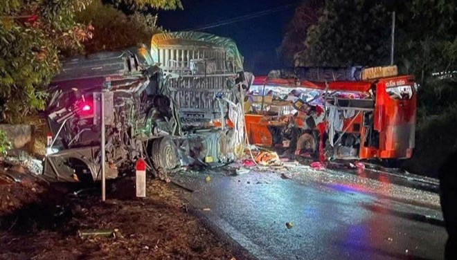 The scene of the tragic accident on National Highway 6 that killed 6 people. Photo: Provided by the people