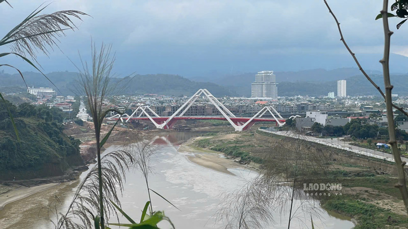 Cau Phu Thinh o TP Lao Cai hien hinh sau 3 nam thi cong. Anh: Dinh Dai