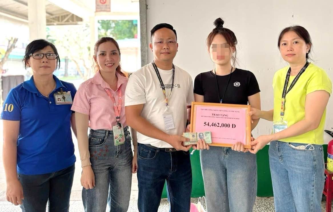 The union presented support to workers in difficulty in Dong Nai. Photo: Pou Sung Vietnam Co., Ltd.'s Trade Union