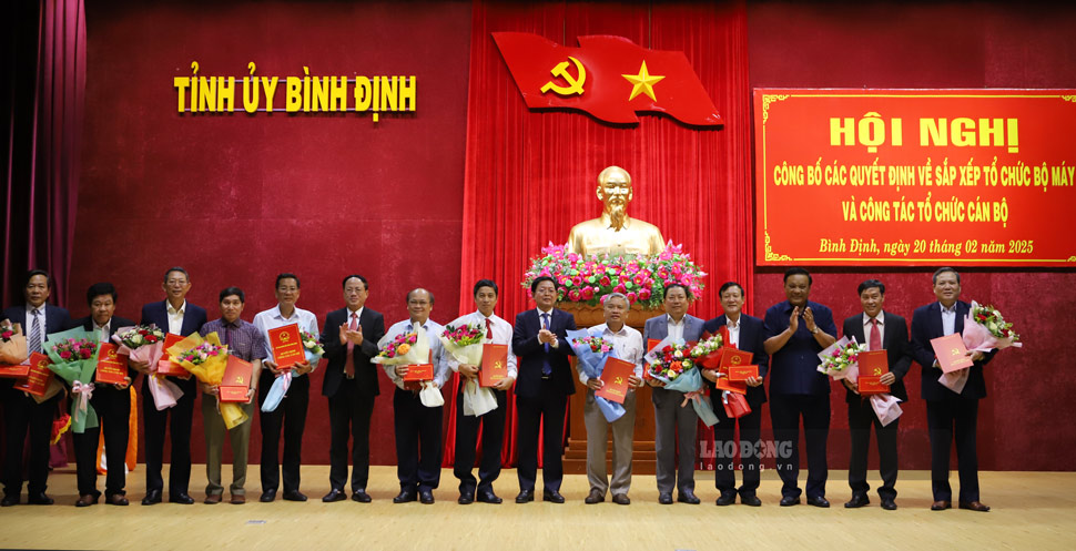 Lanh dao tinh Binh Dinh trao quyet dinh nghi huu truoc tuoi va nghi cong tac cho du tuoi nghi huu cho cac lanh dao chu chot. Anh: Hoai Luan