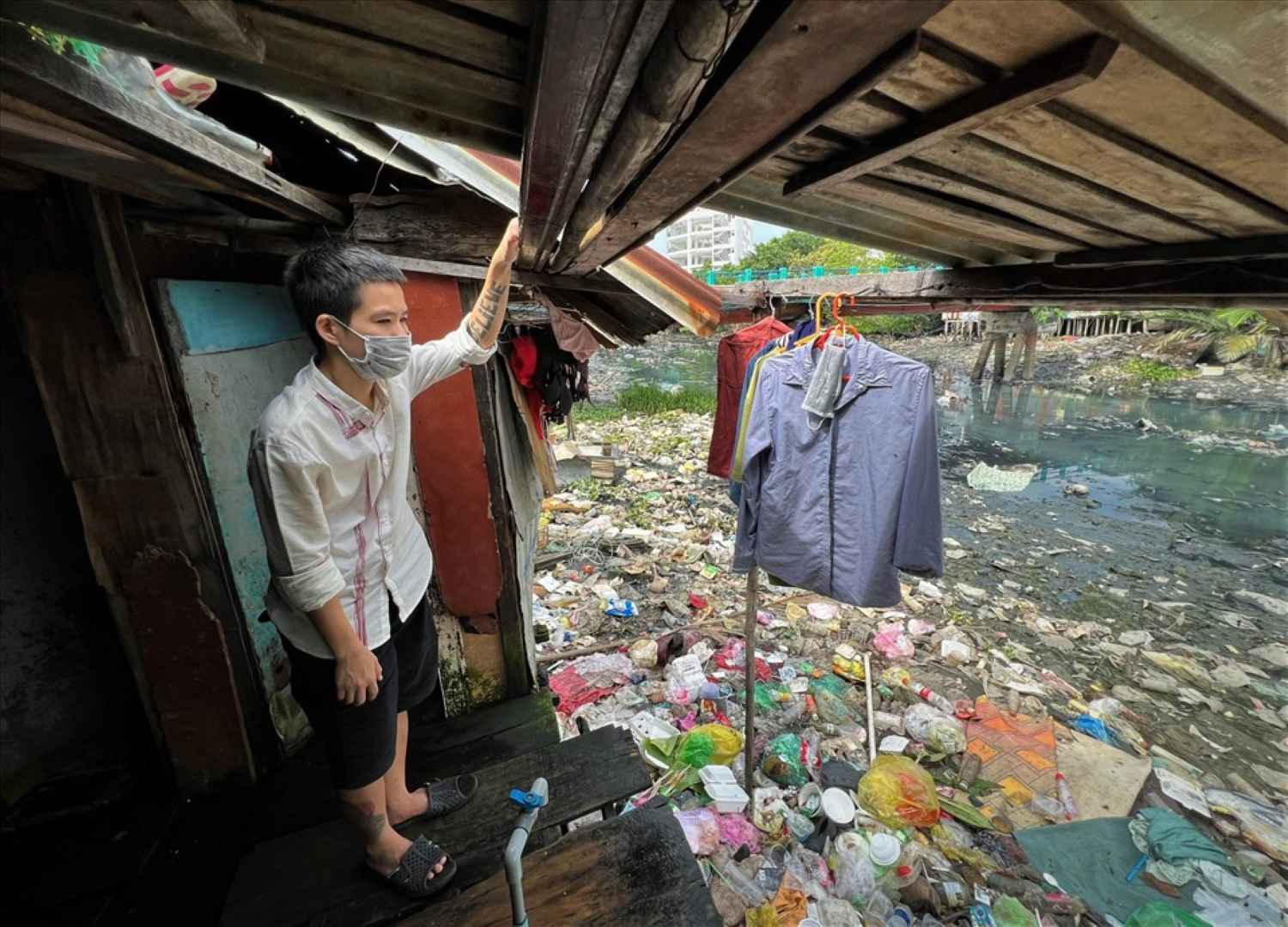 Nguoi dan ven rach Xuyen Tam nhieu nam song chung voi o nhiem.  Anh: Anh Tu