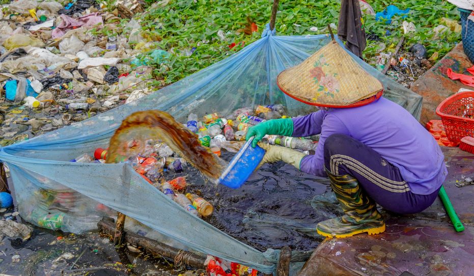 Ba Tra Thi Thai mot ho co hon 10 nam nhat rac tai day cho biet: Trung binh moi ngay 2 vo chong nhat vai tram kg boc, chai nhua cac loai. Khoang 10-15 ngay thuong lai se thu mua. Thu nhap khoang 2 trieu dong. So tien nay gia dinh chi tieu tiet kiem vi co 2 nguoi con dang di hoc.