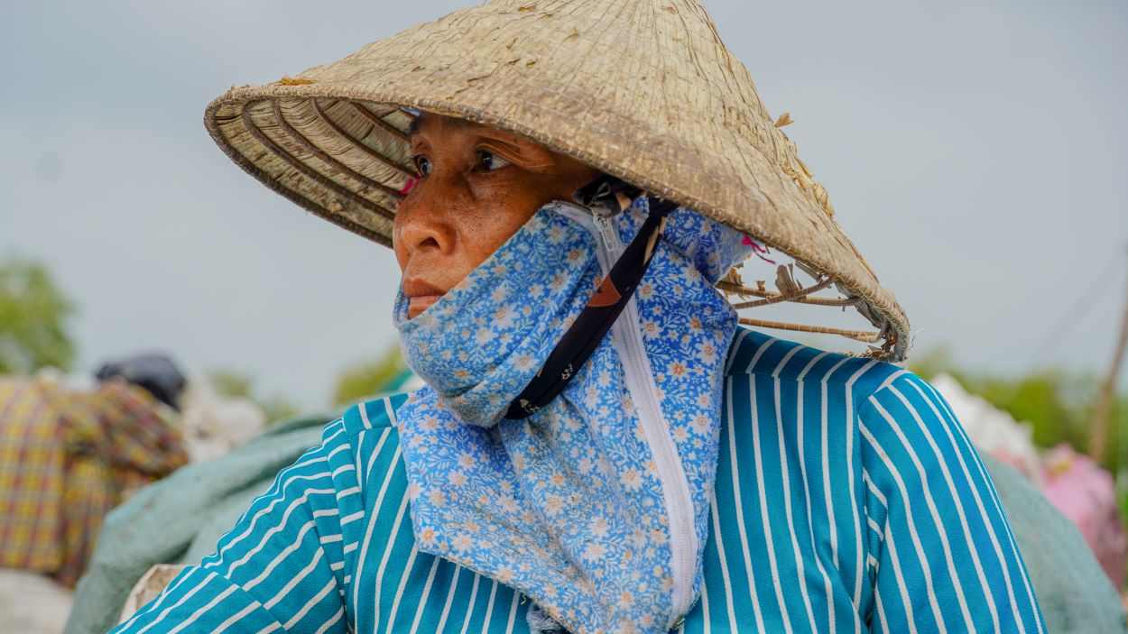 Ba Thach Thi Sa Khum (53 tuoi) hang ngay di nhat rac de nuoi 2 dua chau ngoai. “Con toi ly hon roi de 2 dua chau cho toi nuoi. Vo chong toi gia dau co nghe gi nen vao day nhat rac. Dua chau gai moi 4 tuoi dau dam bo o nha nen mang vao bai rac de trong coi luon. Toi chi mong sao co suc khoe de nuoi chau di hoc sau nay dung lam nghe giong ong ba“, ba Khum ngap ngui noi.