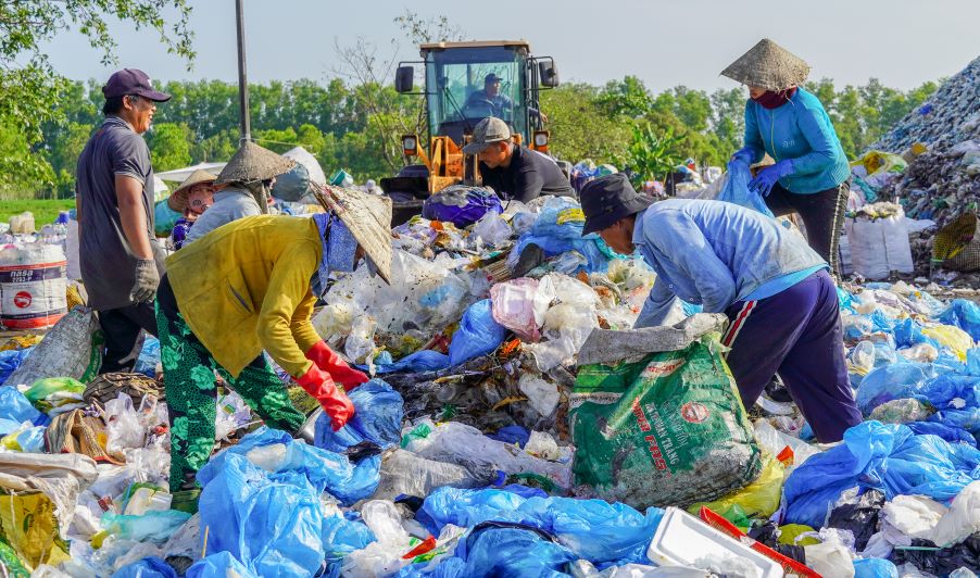 Nhung nguoi nhat rac o day, moi nguoi mot hoan canh, mot so phan, nhung deu co diem chung la su ngheo kho, khong dat dai, nghe nghiep.