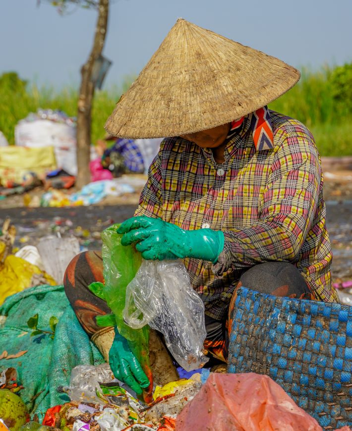 Ba Son Kien nam nay 63 tuoi nhung co hon phan nua cuoc doi lam nghe nhat rac. Hien nay con va chau ba cung chon bai rac la chon muu sinh. “Minh gia roi muon di lam o dau cung kho, chi con cach di nhat rac kiem song. Roi con chau cung theo nghe luon chu ngheo kho qua biet lam sao“, ba Kien noi.