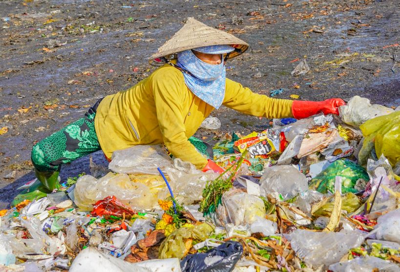 “Tay chan hau nhu moi ngay deu dut het. Nhe thi minh lay vai bang lai roi nhat tiep, nang qua dau nhuc thi mua thuoc uong. Lam riet quen roi“, ong Son Danh nguoi co tren 10 nam nhat rac cho biet.