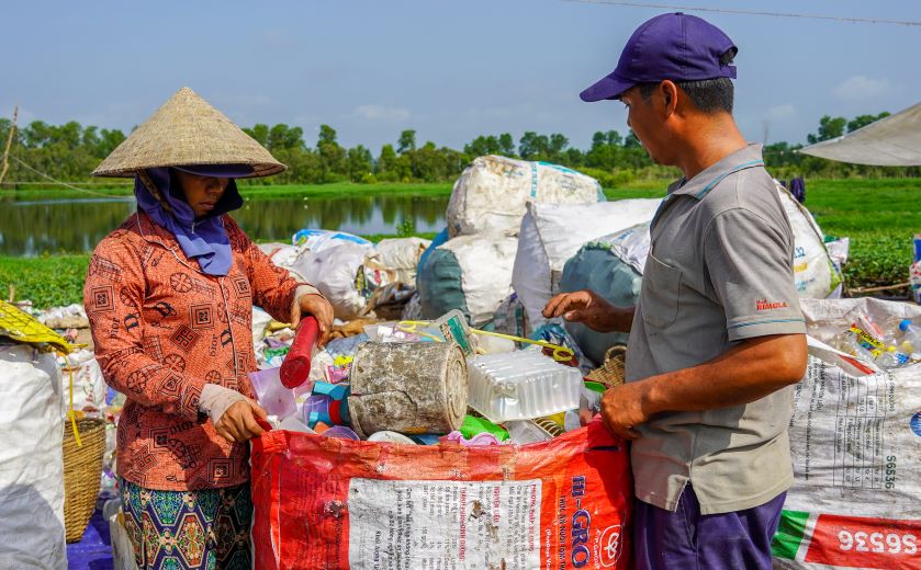 Chi Ly mot nguoi nhat rac cho biet khi xe cho rac vao bai moi nguoi tap trung vao nhat, thong thuong la boc ni lon, chai nhua, giay,.. Tuy theo loai co gia tu vai tram dong den vai nghin dong moi kg. “Nghe nay cuc lam, mua nang thi nong con mua mua thi boc mui ghe gom, nuoc chay xuong rac kho nhat. Nhung khong nghe nghiep thi phai chap nhan lam nghe nay“, chi Ly noi.