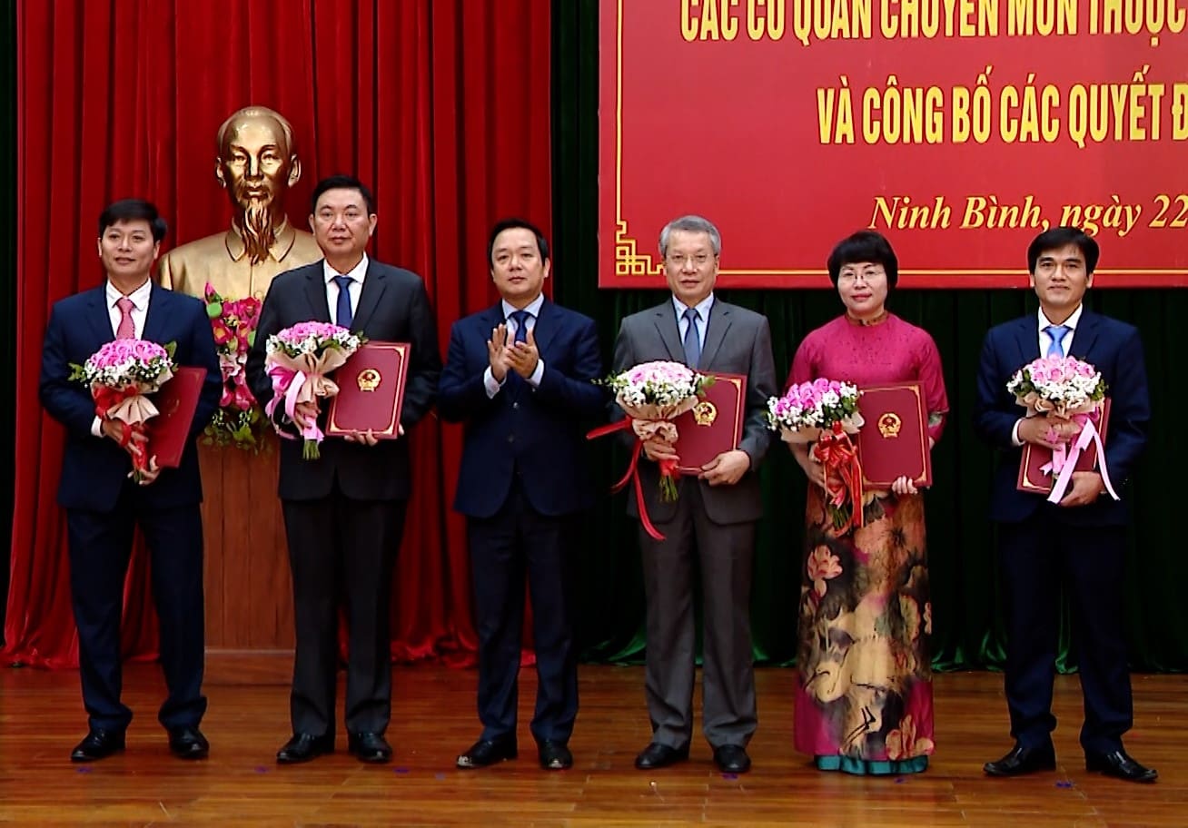 Mr. Pham Quang Ngoc - Chairman of Ninh Binh Provincial People's Committee presented decisions on the transfer and appointment of Director and Deputy Directors of the Department of Agriculture and Environment. Photo: Nguyen Truong