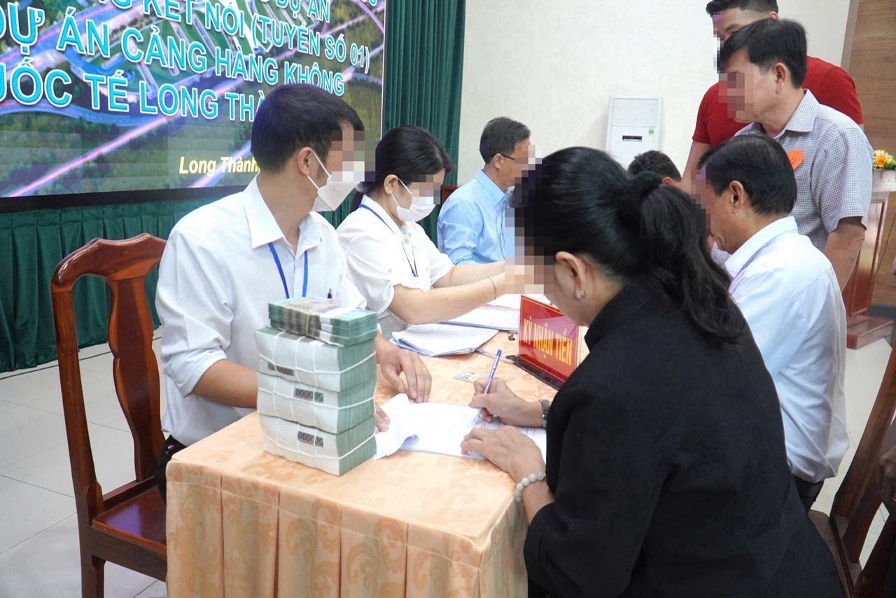 Các hộ dân làm thủ tục nhận tiền bồi thường hỗ trợ tái định cư dự án sân bay Long Thành. Ảnh tư liệu: Minh Châu