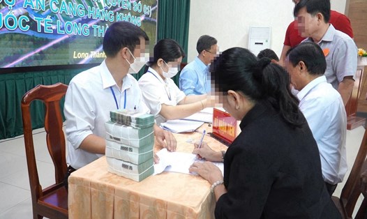 Các hộ dân làm thủ tục nhận tiền bồi thường hỗ trợ tái định cư dự án sân bay Long Thành. Ảnh tư liệu: Minh Châu