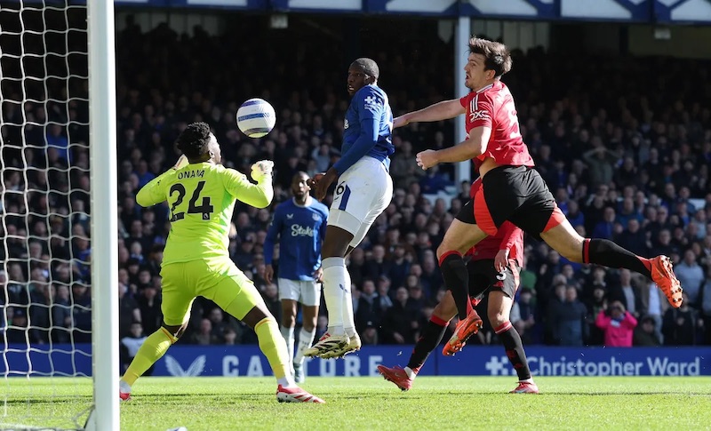 Khong cau thu nao Man United ap sat khi Doucoure ap vao danh dau. Anh: EPL