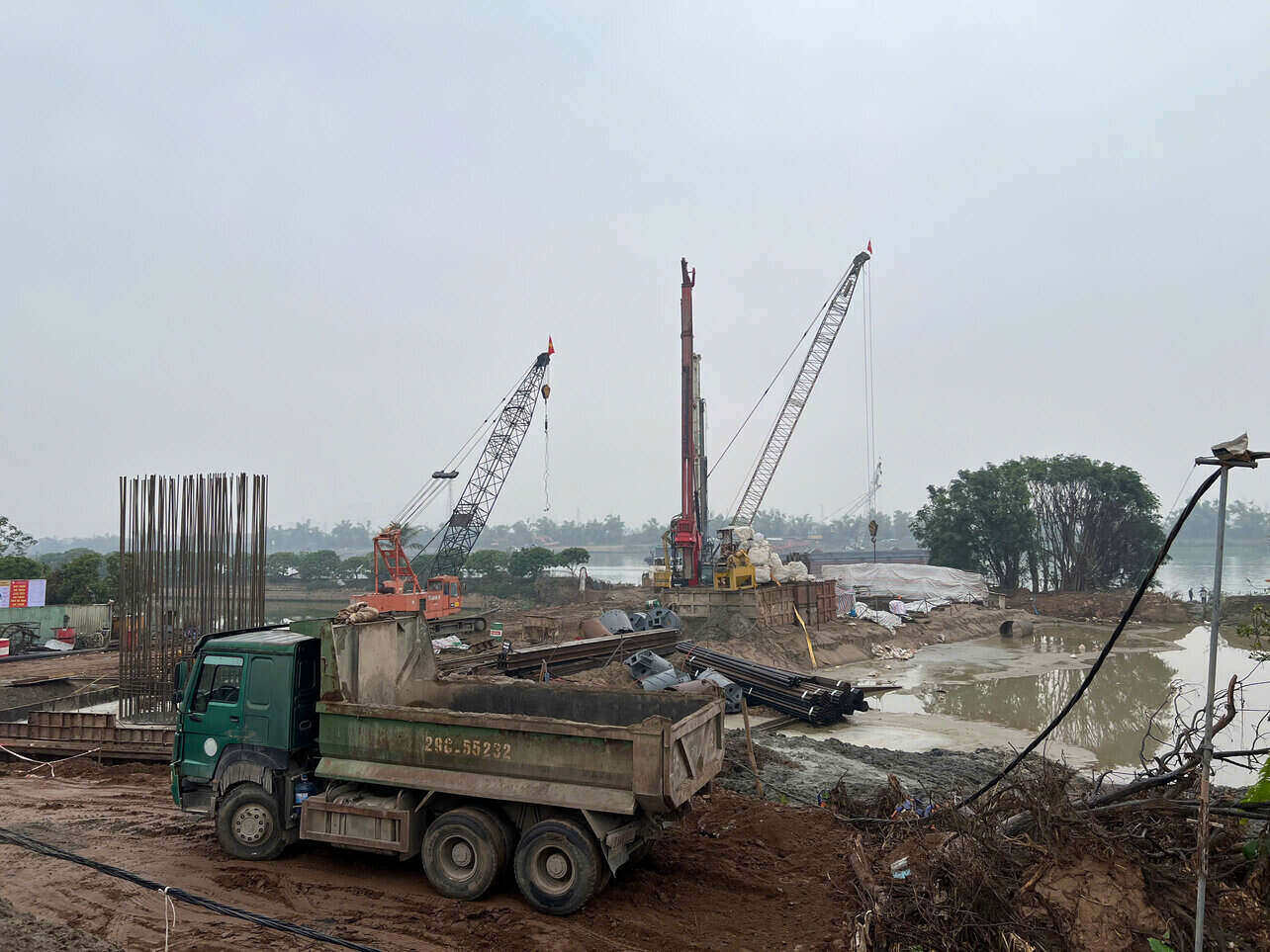 Construction site of Tan An Bridge and the access road connecting National Highway 18 (Chi Linh City). Photo: Hai Duong Provincial Portal