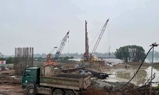Công trường thi công cầu Tân An và đường dẫn nối Quốc lộ 18 (TP Chí Linh). Ảnh: Cổng TTĐT tỉnh Hải Dương
