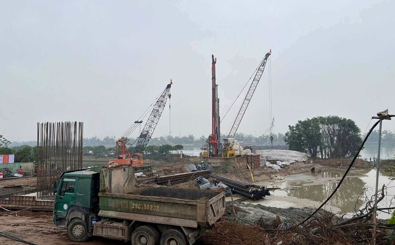 Construction site of Tan An Bridge and the access road connecting National Highway 18 (Chi Linh City). Photo: Hai Duong Provincial Portal