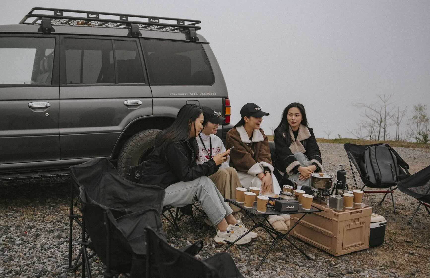 Young people enjoy cloud hunting at wind power fields in Quang Tri. Photo: Bon Nguyen