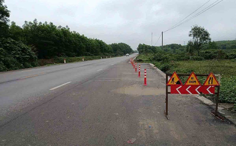 1km Checkpoint Sign Directing the handling of the case of a 1km road with 23 signs ...