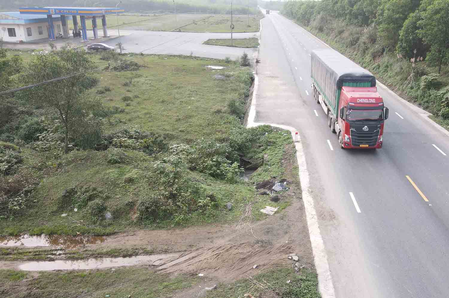 Lan duong cut truoc cua hang xang dau tiem an nguy hiem truoc do chua dat bien bao. Anh: Vu Tuan.