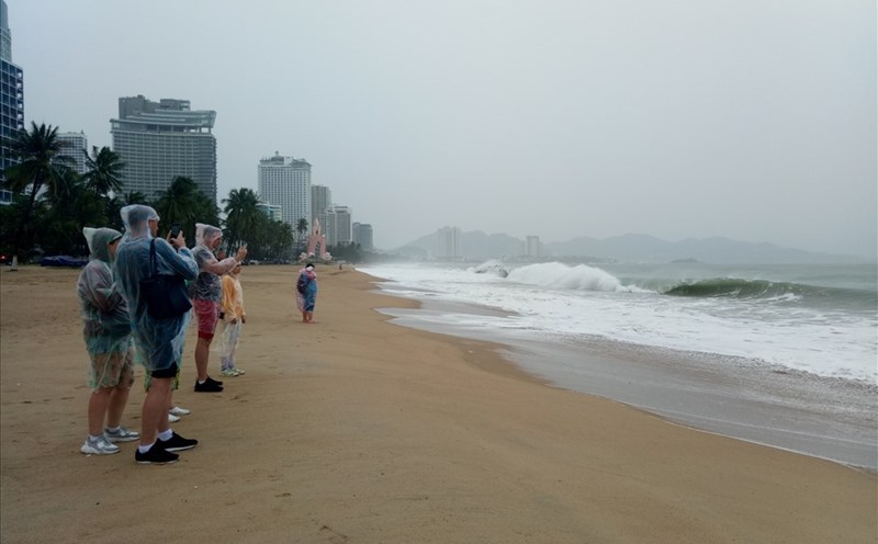 Heavy rain forecast from Da Nang to Khanh Hoa due to the influence of cold air. Photo: Phuong Linh