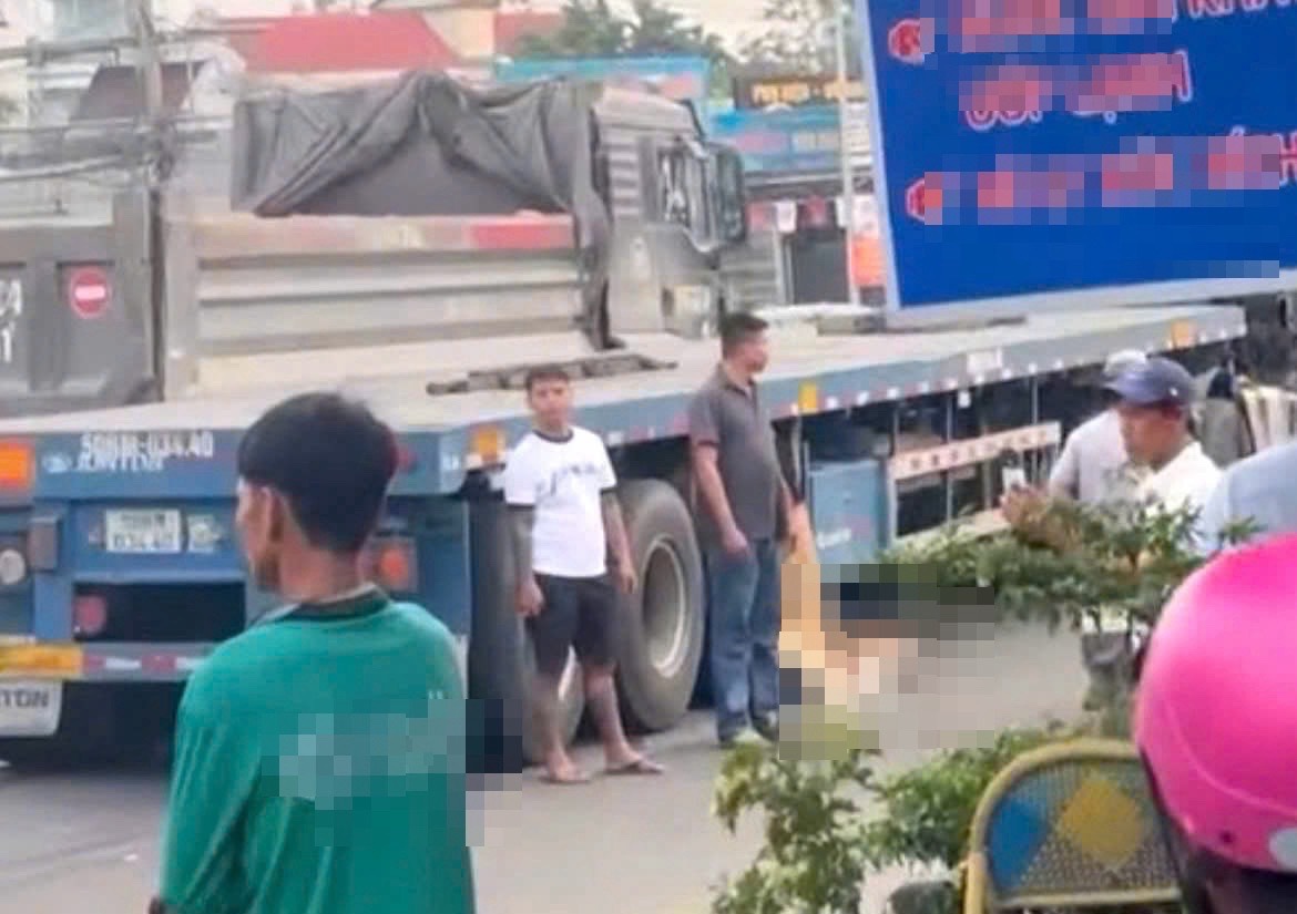The scene of the accident that killed a girl on National Highway 1 through Sap Bridge, Bien Hoa City, Dong Nai. Photo cut from clip