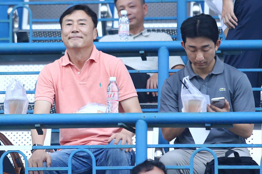 Coach Ha Hyeok-jun (pink shirt) of the Laos team appeared at Binh Duong Stadium on the afternoon of February 22. Photo: Thanh Vu