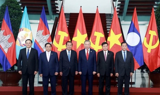 Cuộc gặp cấp cao giữa Tổng Bí thư Ban Chấp hành Trung ương Đảng Cộng sản Việt Nam Tô Lâm, Chủ tịch Đảng Nhân dân Campuchia, Chủ tịch Thượng viện Vương quốc Campuchia Hun Sen và Tổng Bí thư Đảng Nhân dân Cách mạng Lào, Chủ tịch nước Cộng hòa Dân chủ Nhân dân Lào Thongloun Sisoulith có sự tham dự của Thủ tướng 3 nước. Ảnh: TTXVN