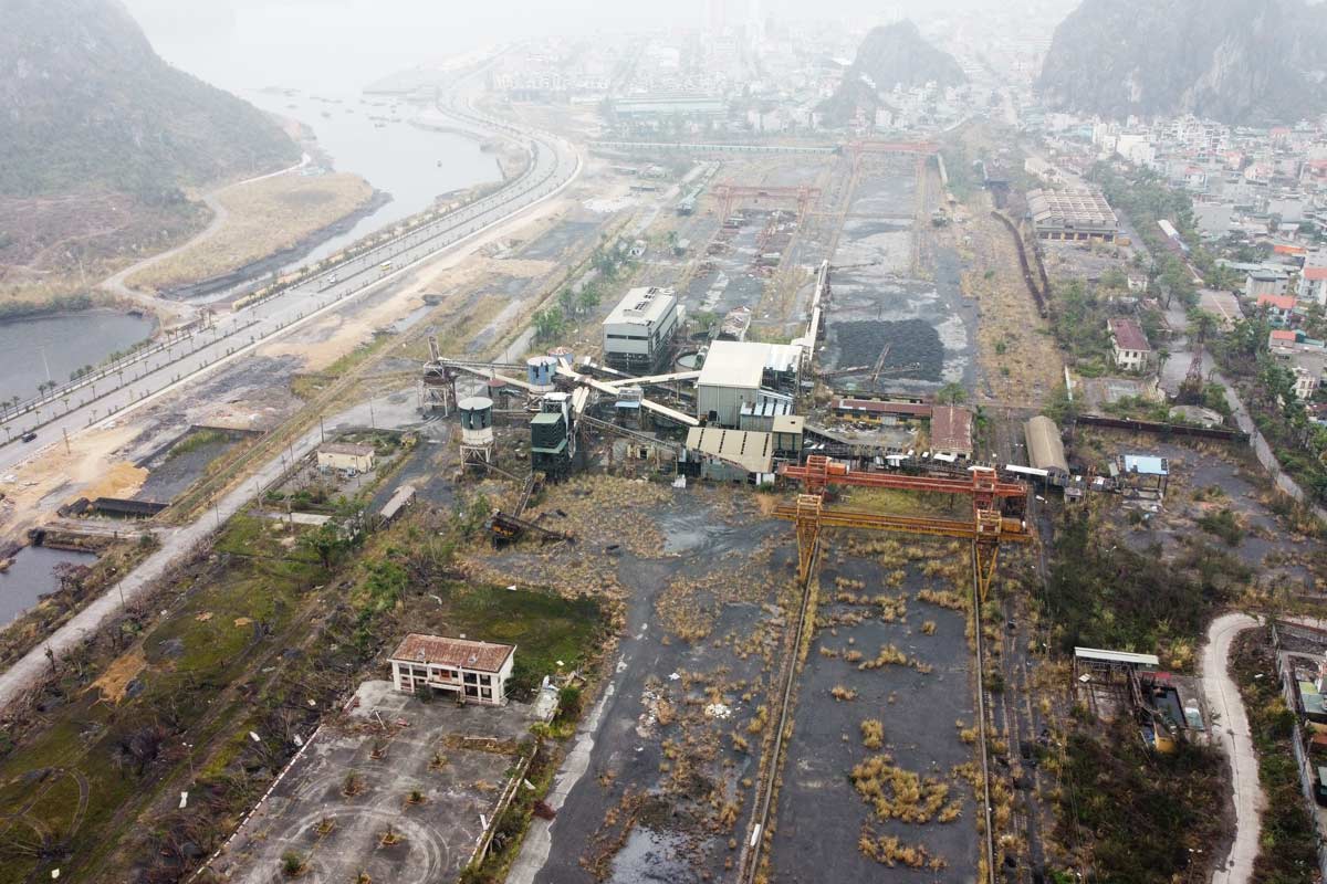 Overview of the Nam Cau Trang coal processing factory, Ha Long City that has not been relocated to construct Quang Ninh Hospital, Facility 2. Photo: Doan Hung