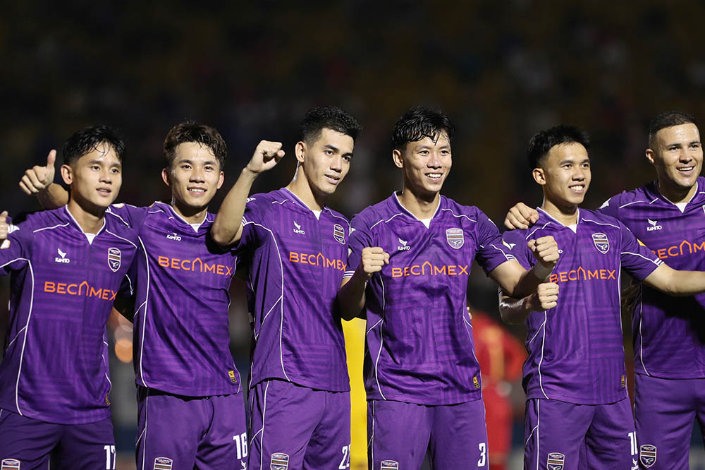 Tien Linh (3rd from left) scored in Binh Duong's victory over Song Lam Nghe An. Photo: Thanh Vu