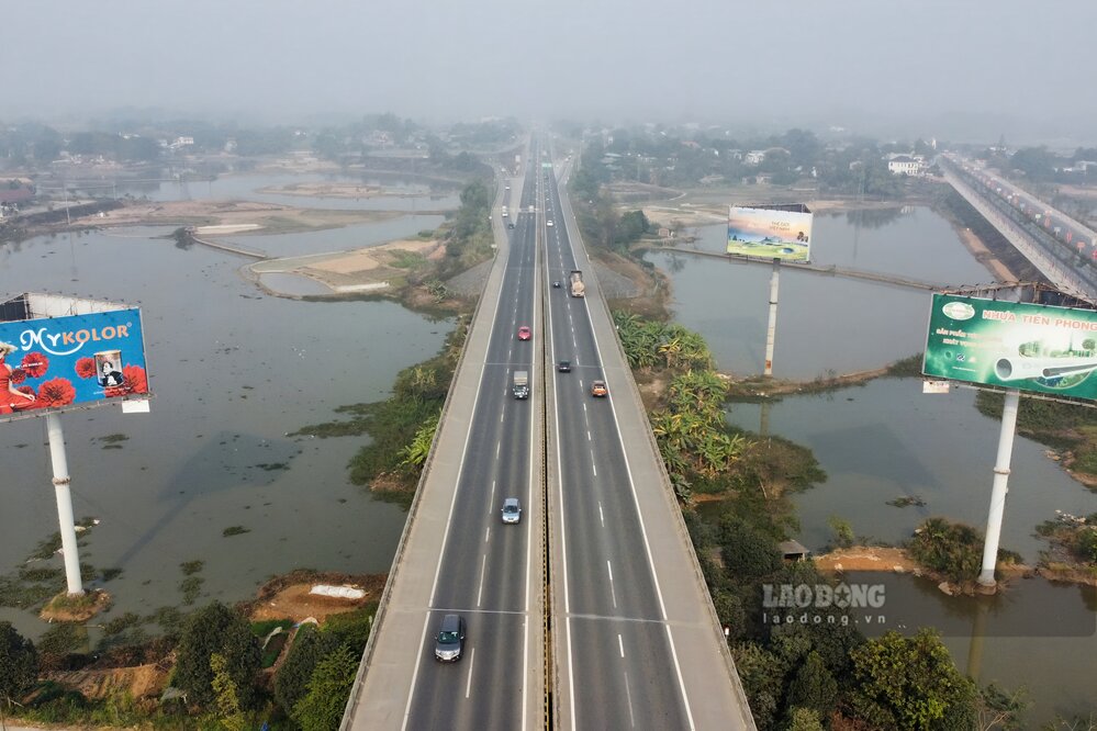 Cao toc Noi Bai - Lao Cai doan qua thi xa Phu Tho. Anh: To Cong.