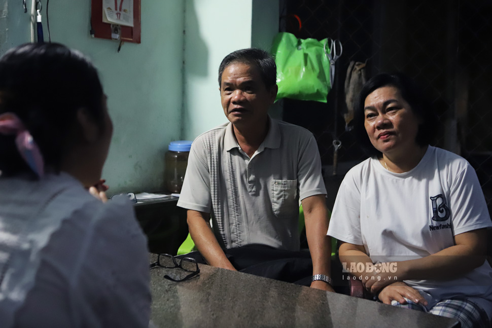 Vo chong ong Tran Van Thai - can bo ve huu lo lang khong biet se o dau sau khi di doi. Anh: Hoai Luan