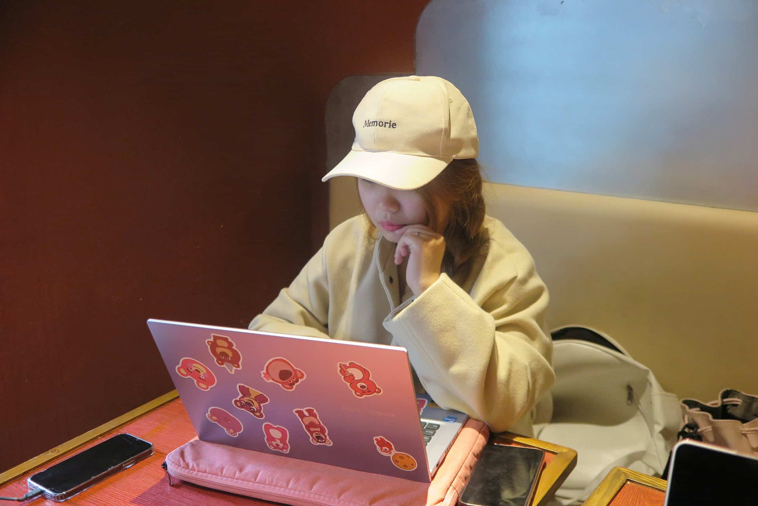 A part of young people are looking for new opportunities in the hope of improving the working environment, increasing income or exploring areas that are more suitable for them. Photo: Huyen Trang