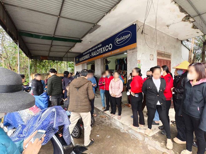 Workers of Hoang Thi Loan Textile Joint Stock Company focused on demanding the right to severance pay on the morning of February 17. Photo: Ngoc Anh
