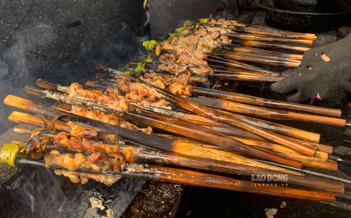 Unique way to grill bamboo sticks in Nam Dinh Church Bun Cha restaurant. Photo: Ha Vi