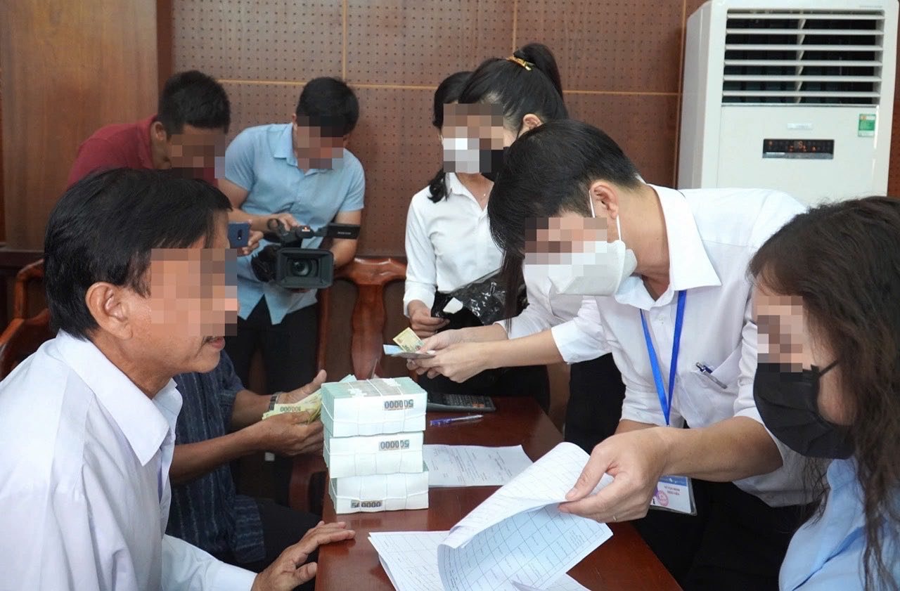 Các hộ dân làm thủ tục nhận tiền bồi thường hỗ trợ tái định cư dự án sân bay Long Thành. Ảnh tư liệu: Minh Châu