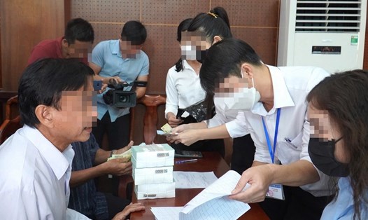 Các hộ dân làm thủ tục nhận tiền bồi thường hỗ trợ tái định cư dự án sân bay Long Thành. Ảnh tư liệu: Minh Châu