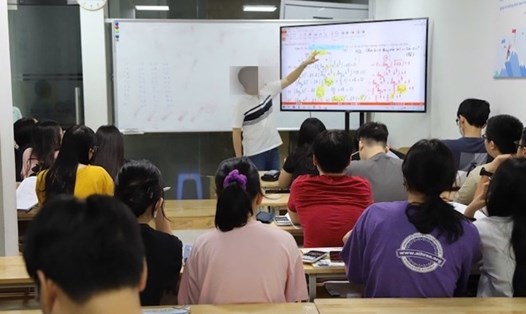 Nhiều giáo viên chật vật tìm cách đăng ký dạy thêm cho học sinh học thêm sao cho đúng quy định. Ảnh minh họa: Văn Hiền