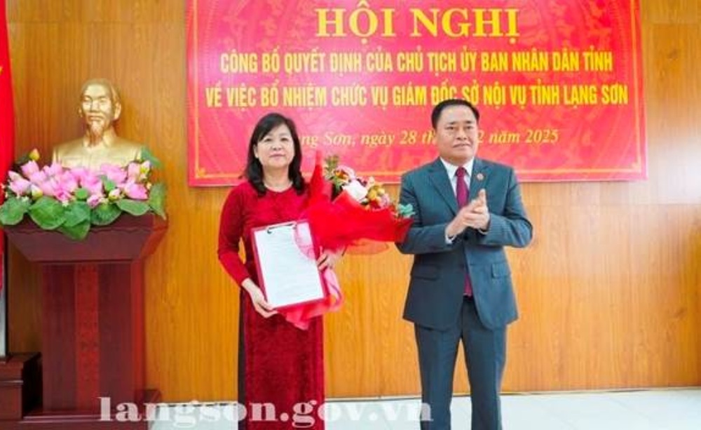 Trao quyet dinh bo nhiem chuc vu Giam doc So Noi vu. Anh: Langson.gov.vn