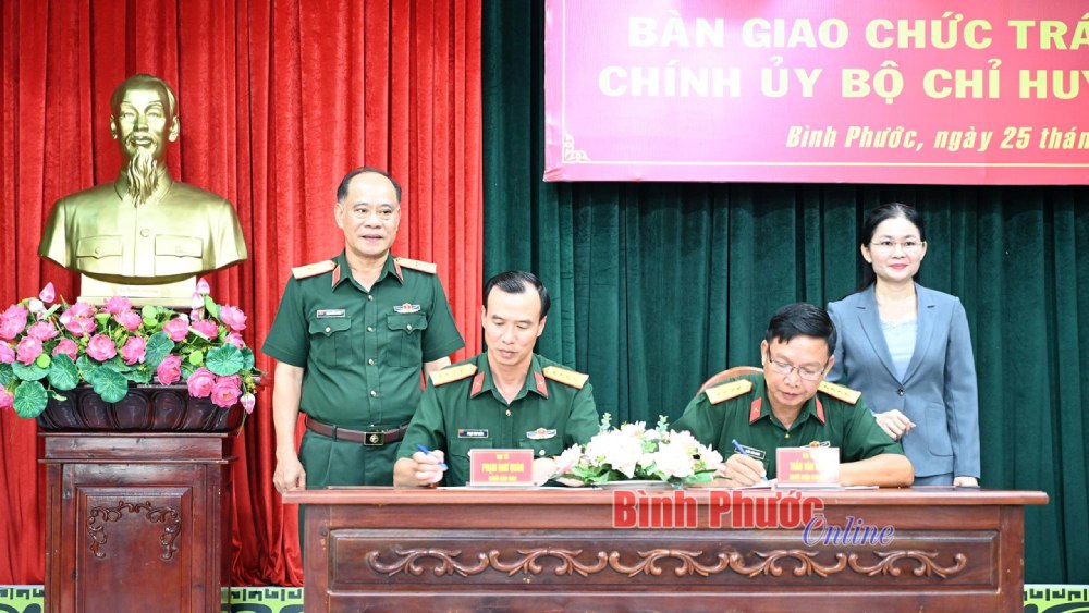 Ky ket ban giao chuc trach, nhiem vu Chinh uy Bo CHQS tinh Binh Phuoc giua cac si quan quan doi. Anh: Binhphuoc.gov.vn