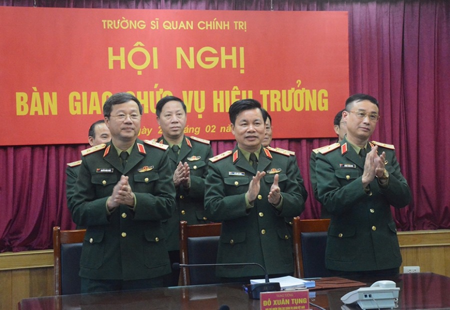 Major General, Associate Professor, Dr. Luong Thanh Han (far right) was appointed as Principal of the Political Officer School. Photo: Viet Ha/Qdnd.vn